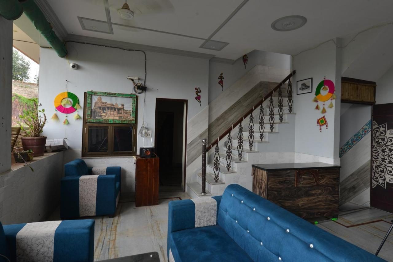 Haveli lobby & staircase — Hotel Bawarri Haveli